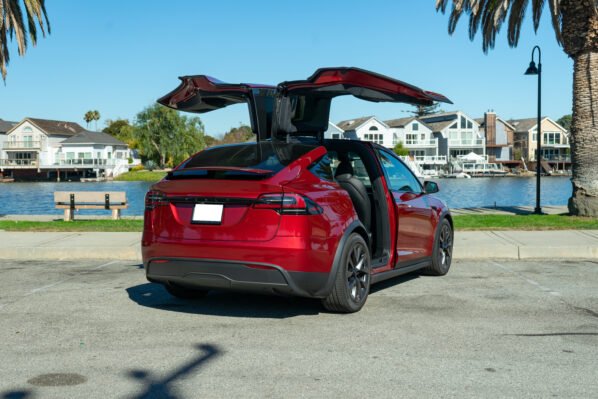 Tesla Model X - Image 11